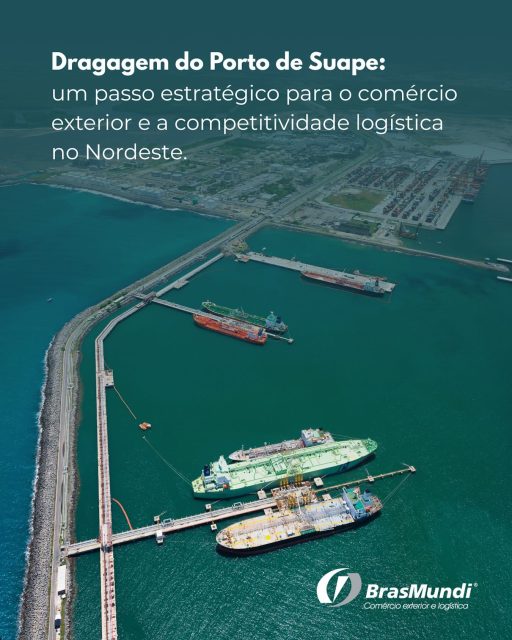 A dragagem do canal externo do Porto de Suape foi homologada e a primeira operação com navio de grande porte já foi realizada. Esse avanço fortalece o comércio exterior e amplia a competitividade logística do Nordeste.

Com o novo calado de 16,2 metros, Suape passa a receber navios maiores com carga completa, aumentando a eficiência operacional e consolidando o porto como um dos principais hubs logísticos do país.

As próximas etapas incluem a dragagem da bacia de evolução e dos píeres de graneis líquidos, o que deve colocar Suape entre os portos públicos com maior calado do Brasil.

A BrasMundi, empresa de logística nacional e internacional, provedora de serviços de desembaraço aduaneiro, armazém geral e transporte, acompanha de perto essa evolução.

A modernização de Suape amplia as possibilidades operacionais e melhora a previsibilidade das cadeias logísticas que dependem do porto. 

Além disso, a BrasMundi é credenciada nos benefícios fiscais disponibilizados pelo Governo de Pernambuco, garantindo conformidade, orientação técnica e suporte especializado às empresas que já operam ou desejam operar na região.

BrasMundi. A melhor menor distância.
Entre em contato com a gente no link da bio.