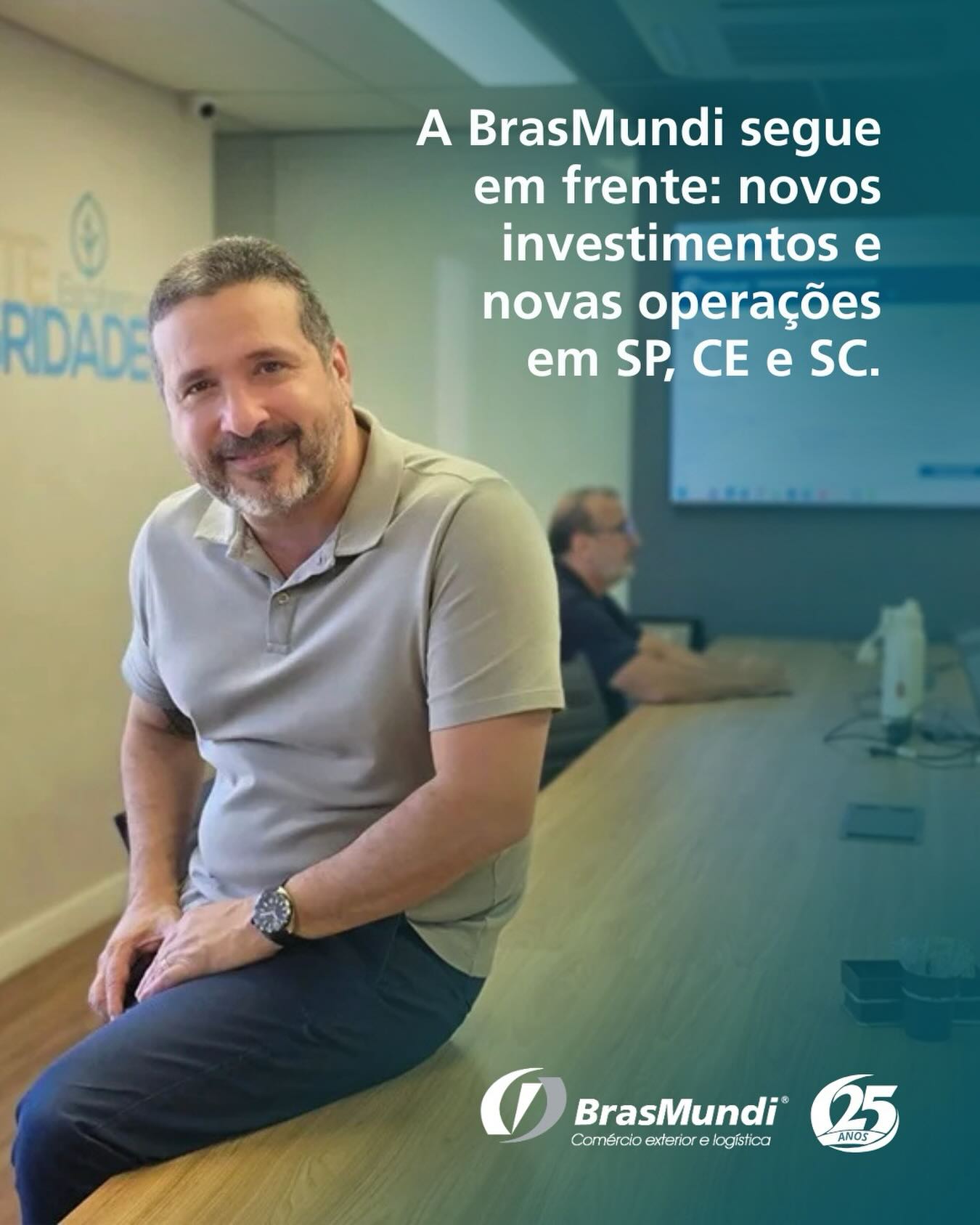 Depois de destinar R$ 20 milhões, no primeiro semestre de 2026, à renovação da frota e à modernização dos equipamentos utilizados nas operações de transporte e armazenagem, a BrasMundi avança para uma nova etapa de crescimento. A empresa pernambucana projeta investir mais R$ 30 milhões na expansão de suas operações para o Ceará, São Paulo e Santa Catarina.

Especializada em logística integrada e comércio exterior, a BrasMundi planeja implantar novas bases próximas aos portos do Pecém (CE), Santos (SP) e Itajaí (SC). As estruturas deverão seguir o modelo operacional já consolidado pela companhia em Pernambuco, reunindo armazéns logísticos, frota própria de caminhões e equipamentos destinados à movimentação de contêineres.

Segundo Júlio Souza, Diretor Comercial e sócio-fundador da BrasMundi, as novas operações fazem parte da estratégia de ampliar a presença da empresa em importantes corredores logísticos do País.

As unidades do Ceará e de São Paulo estão previstas para 2027, enquanto a implantação da base em Santa Catarina deverá ocorrer em 2028.

No Ceará, a escolha pelo Porto do Pecém está diretamente relacionada ao crescimento da movimentação de cargas no complexo portuário. A proposta é replicar a estrutura já existente em Pernambuco, integrando armazenagem e transporte rodoviário de contêineres.

“A ideia é termos no Ceará a mesma estrutura que possuímos em Pernambuco: um armazém logístico e uma base de transporte para a movimentação de contêineres no Porto do Pecém”, explica Júlio Souza.

O ciclo de investimentos iniciado em 2026 também fortaleceu a capacidade de transporte da BrasMundi, especialmente nas operações relacionadas à cabotagem, modalidade de navegação realizada entre portos brasileiros. A Brasmundi executa as etapas rodoviárias da operação, realizando a retirada dos contêineres nos portos e sua entrega aos destinos finais, assim como o fluxo inverso, transportando as cargas dos clientes até os terminais portuários.

Com os novos investimentos, a BrasMundi amplia sua estrutura e avança em sua estratégia de crescimento nacional.