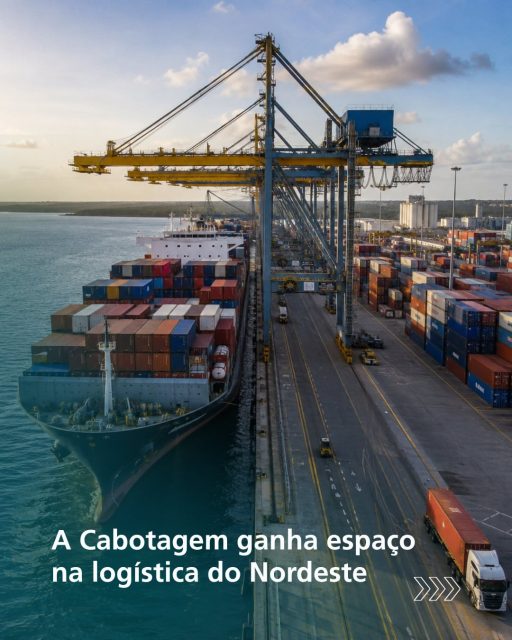 O crescimento econômico do Nordeste, aliado aos avanços na infraestrutura portuária e de armazenagem, abre novas oportunidades para uma logística cada vez mais integrada e eficiente.
Nesse cenário, a cabotagem ganha relevância como alternativa estratégica para o transporte de cargas entre portos brasileiros.
Hoje, sua participação na matriz logística nacional ainda é pequena, o que revela um importante potencial de expansão, especialmente no Nordeste, região que concentra portos estratégicos, novos investimentos e um mercado em constante desenvolvimento.
Arrasta para o lado e confira os principais benefícios da cabotage.
Porque mais do que substituir outros meios de transporte, o avanço da cabotagem reforça uma tendência fundamental para o futuro da logística: a complementaridade entre os modais.
Nesse cenário, a BrasMundi também atua como referência da cabotagem, integrando esse modal às demais etapas da cadeia logística e oferecendo soluções que conectam porto, armazenagem, transporte e distribuição. É logística integrada de ponta a ponta.
Porque uma operação eficiente não depende de um único modal. Depende da combinação certa entre eles.
Com estrutura estrategicamente localizada próxima ao Porto de Suape, experiência e atuação integrada, a BrasMundi contribui para transformar o potencial da cabotagem em eficiência para empresas que movimentam cargas pelo Nordeste e por diferentes regiões do Brasil.
Mais integração entre modais.
Mais eficiência para os negócios.
Mais força para a logística do Nordeste.
Entre em contato com a gente pelo link da BIO.
BrasMundi. 25 anos ao lado de quem segue em frente.