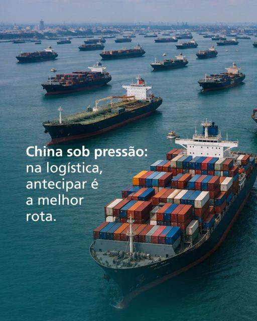 O mercado de embarques da China segue sob forte pressão, e o cenário exige ainda mais planejamento de quem depende do comércio internacional.
Shanghai e Ningbo continuam enfrentando elevado volume de cargas acumuladas, com impactos nos schedules, atrasos de navios, omissões de portos e rolling de cargas. O congestionamento também afeta o transporte terrestre e começa a provocar um efeito cascata em outros importantes portos chineses.
Ao mesmo tempo, espaço e frete se tornam pontos cada vez mais críticos. O GRI já foi implementado, com aumento de USD 1.000 para a primeira quinzena de setembro, enquanto os fretes para diferentes regiões do Brasil já operam na casa dos USD 10 mil em diversas condições.
E a perspectiva para os próximos meses continua desafiadora. Setembro permanece pressionado e outubro traz um fator adicional: a Golden Week, período tradicionalmente marcado pela redução de capacidade e maior pressão sobre espaços e tarifas.
Nesse cenário, escolher simplesmente o menor frete pode não significar a melhor decisão logística. Disponibilidade real de espaço, previsibilidade e capacidade de execução passam a ser determinantes.
Para embarques previstos para setembro e outubro, a orientação é antecipar os bookings sempre que possível, confirmar efetivamente o espaço antes de fechar a operação e avaliar alternativas de armadores e rotas, principalmente para cargas urgentes.
É justamente nos cenários mais complexos que experiência, planejamento e inteligência logística fazem ainda mais diferença.
Conte com a BrasMundi para avaliar alternativas e encontrar as melhores soluções para sua operação.
Para saber mais, entre em contato com a gente pelo link da BIO.
BrasMundi. 25 anos ao lado de quem segue em frente.