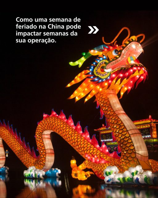 Vem aí uma semana de feriado na China que pode impactar semanas da sua operação.
A Golden Week é um dos períodos mais importantes do calendário chinês e seus efeitos sobre o comércio exterior começam antes mesmo do feriado.
Com empresas antecipando embarques, cresce a procura por espaço e aumenta a pressão sobre a capacidade logística. Nesse cenário, podem ocorrer alterações de schedule, rollings, menor disponibilidade de espaço, pressão sobre os fretes e atrasos.
E os reflexos não necessariamente terminam com a retomada das atividades.
O acúmulo de produção e cargas após o feriado pode continuar impactando a cadeia logística nas semanas seguintes.
Para empresas que importam da China, antecipação e planejamento são fundamentais para reduzir riscos e aumentar a previsibilidade da operação.
Revisar prazos, bookings, estoques e estratégias de embarque antes dos períodos de maior pressão pode fazer toda a diferença.
Há 25 anos, a BrasMundi acompanha os movimentos do comércio exterior para ajudar seus clientes a seguir em frente com mais segurança e eficiência.
Vai importar da China nas próximas semanas? Antecipe seu planejamento com a BrasMundi.
Entre em contato com a gente pelo link da BIO.